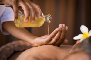 massage trị liệu tinh dầu
